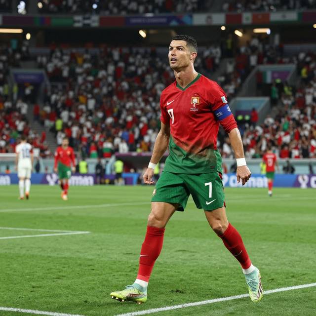 Ronaldo chia tay World Cup trong ngày Tây Ban Nha gây sốc